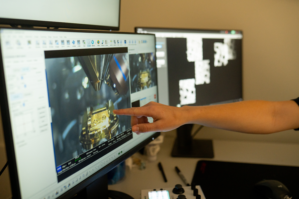 Banner picture of computer of cryoEM